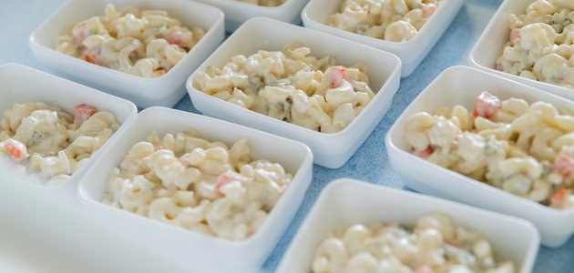 Nudelsalat in einer Schüssel